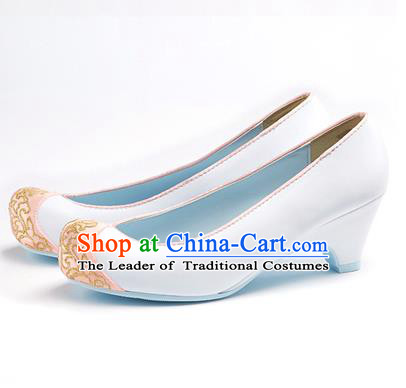 Traditional Korean National Wedding White Embroidered Shoes, Asian Korean Hanbok Bride Embroidery Satin Shoes for Women