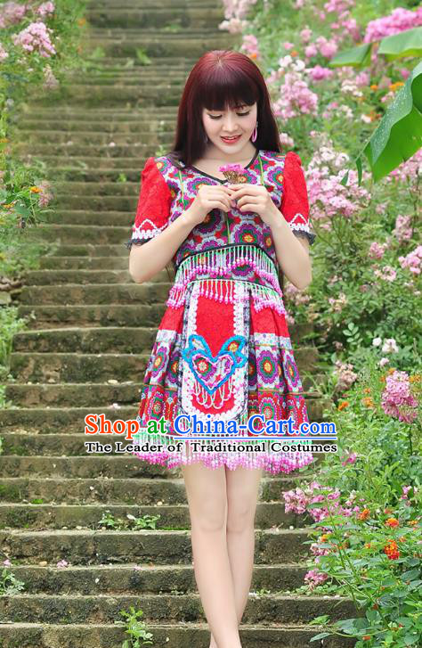 Traditional Chinese Miao Nationality Wedding Bride Costume Red Short Pleated Skirt, Hmong Folk Dance Ethnic Chinese Minority Nationality Embroidery Clothing and Headwear for Women