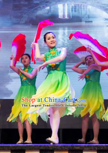 Chinese A Thousand Reds Fan Dance Green Dress Traditional Classical Dance Stage Performance Costume for Women